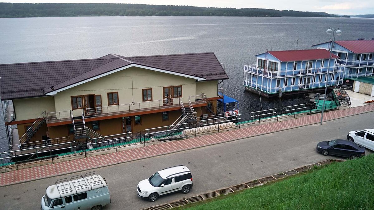 В этом отеле я сняла одноместный номер за 2500 рублей. Листайте вправо, чтобы увидеть фото номера.