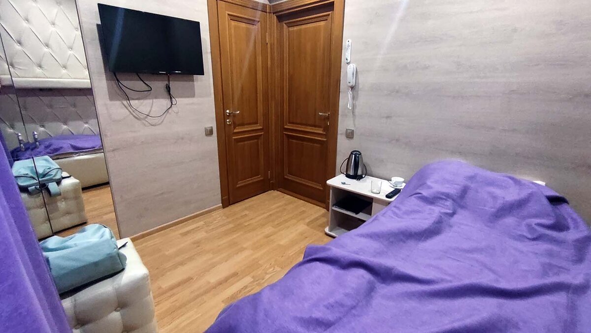 Шкаф и телевизор.