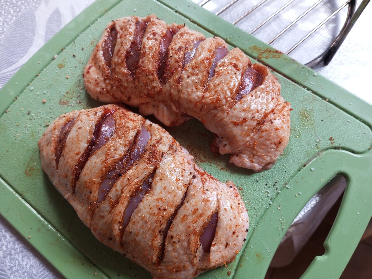 Итак, берете филе утки и надрезаете кожу на грудках по диагонали, стараясь не прорезать само мясо. И слегка маринуете её: вполне достаточно поперчить по вкусу, добавить по чайной ложке крупной соли, сладкой паприки и влить 2-3 столовые ложки подсолнечного масла (без запаха). 