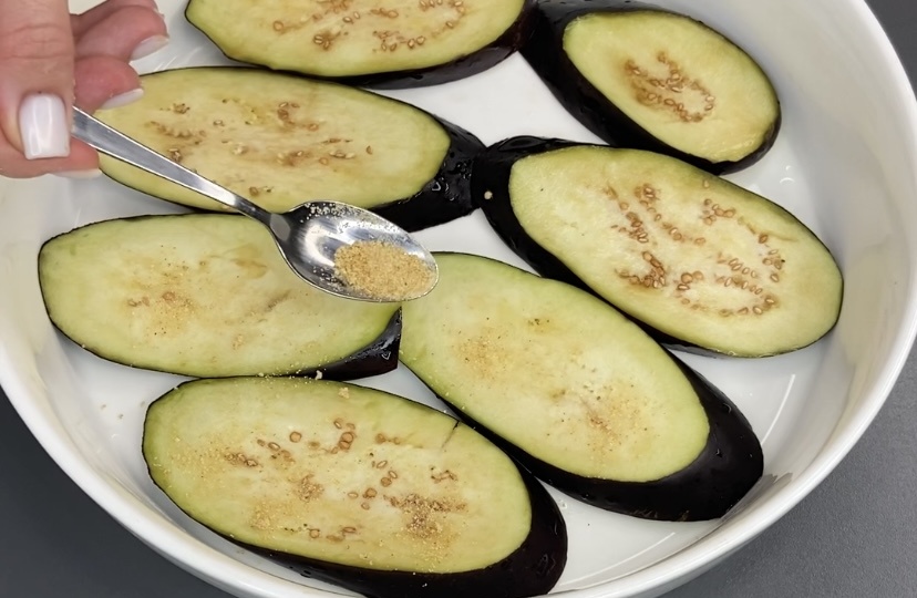 Вместо мяса готовлю синенькие «по-французски»: сколько не готовь, всегда мало (в жару идут на "ура" и у плиты стоять не нужно)