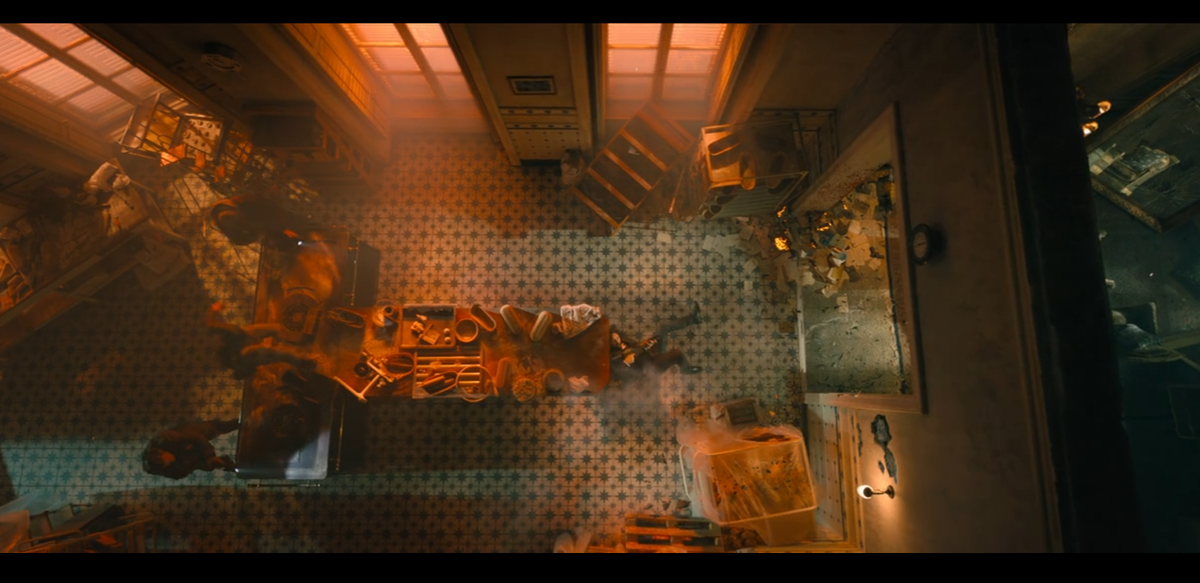 Сцена сверху, как в Hotline Miami