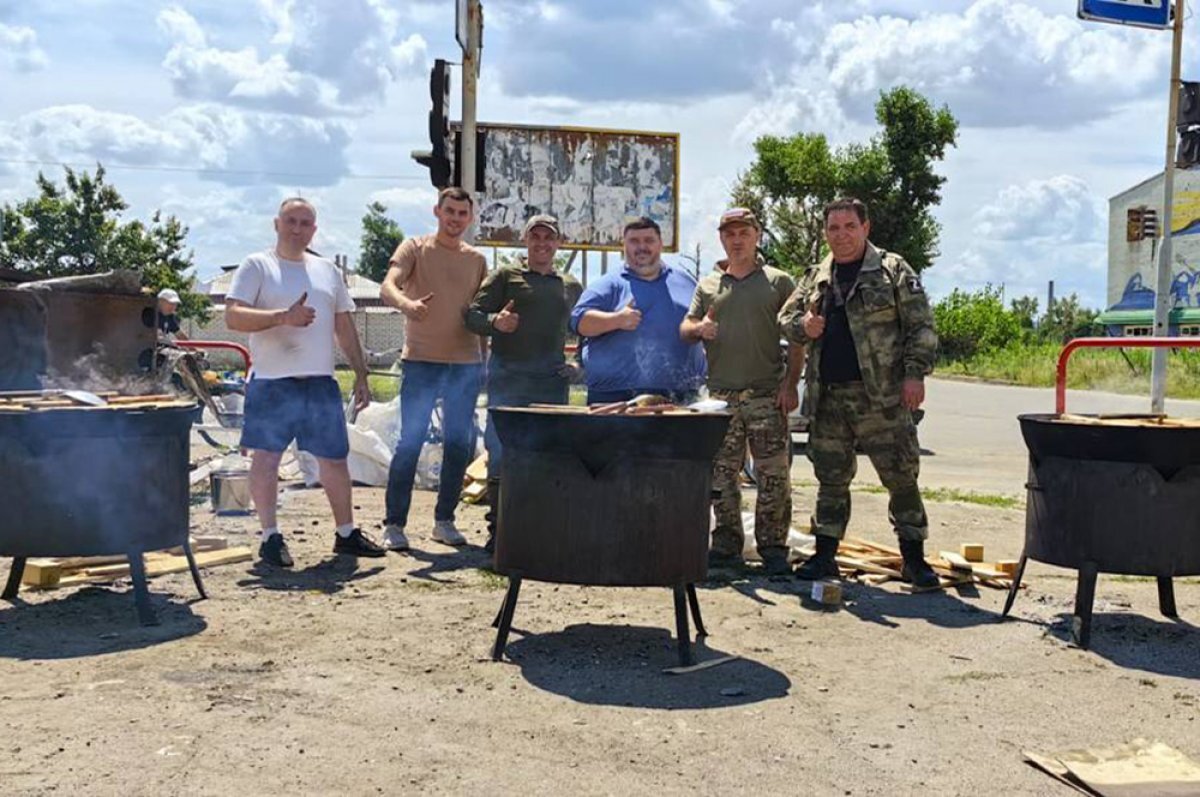    Волгоградский этнодесант готовит плов для военнослужащих в Рубежном (ЛНР, июль 2023 г.).