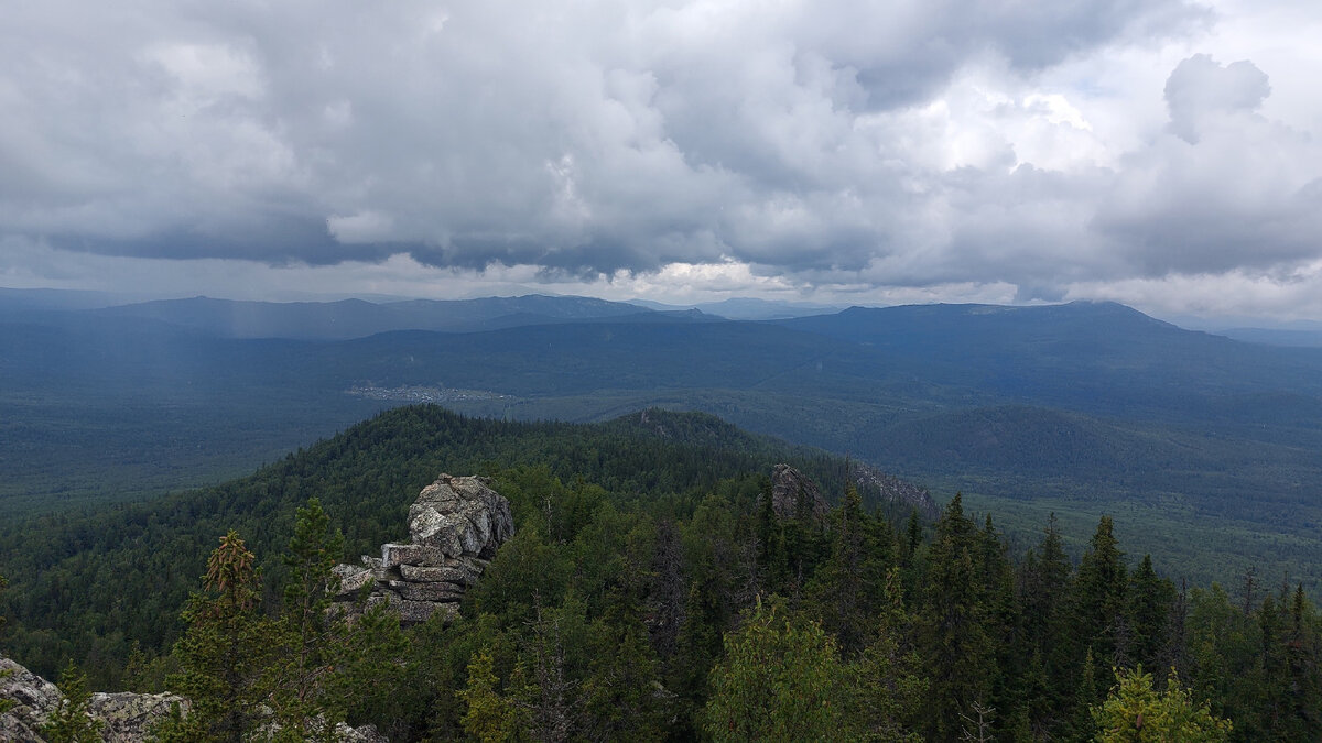 Вид с Малиновой 3. Внизу г. Белорецк