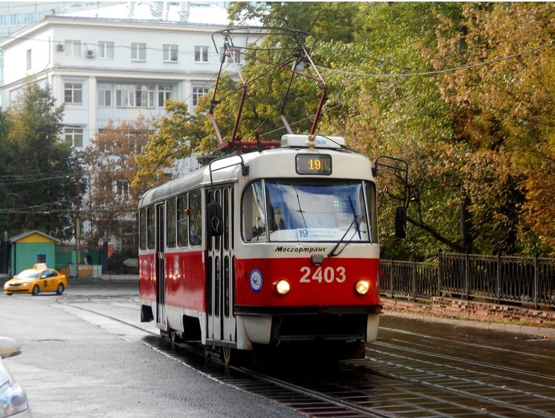 Движение трамваев в москве. Трамвай Tatra t3. Московский трамвай 2015. Трамвай Московский красный 2403. Трамвай 5 Москва.