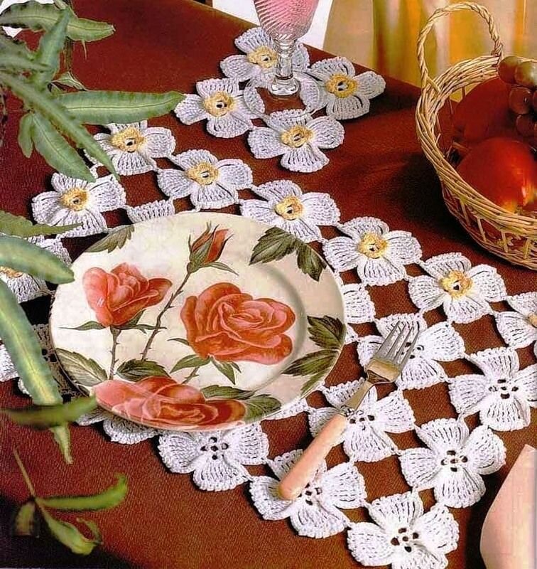 Красивые салфетки. Скатерть крючком цветная. Вязаные салфетки с цветами. Вязаные салфетки скатерти