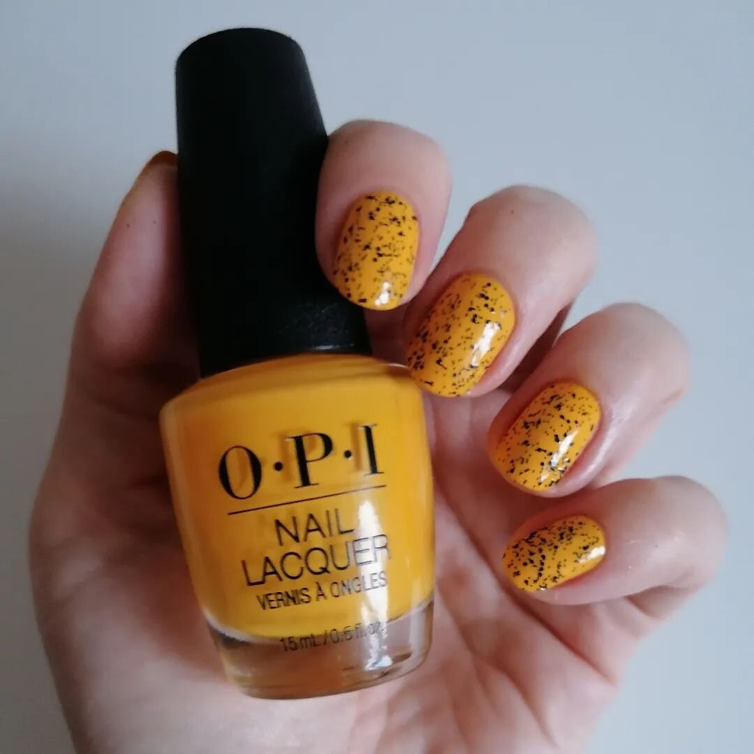Opi Sun, sea and sand in my pants под топом Masura Чёрные крапушки 