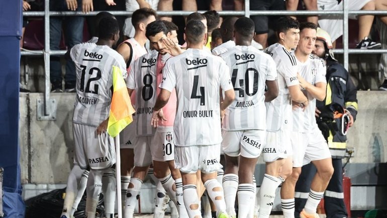    Игроки «Бешикташа» празднуют гол. Twitter