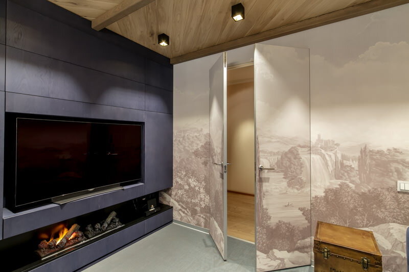 Скрытая дверь в интерьере 