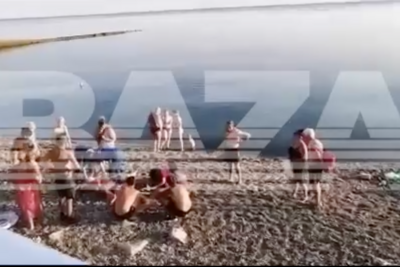    В Краснодарском крае на пляже среди бела дня мужчина напал с ножом на девушку ©Telegram-канал Baza