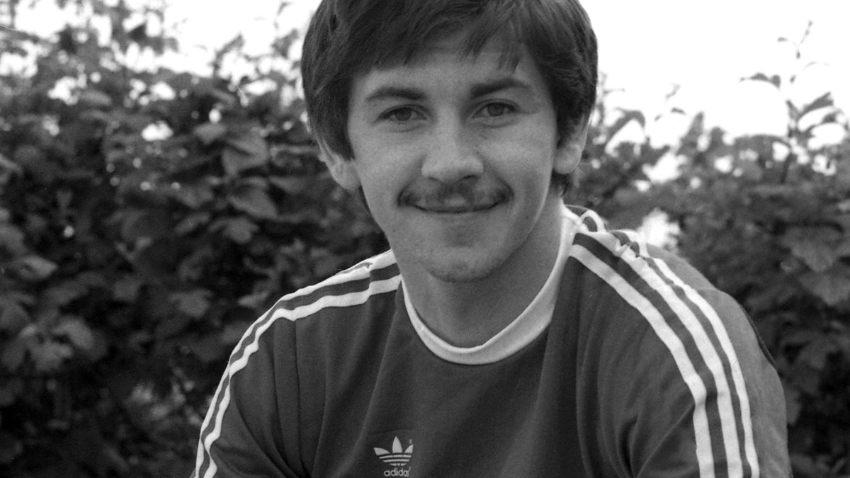 Забил золотой гол в финале Евро, отказался от переезда в Англию, умер в ...