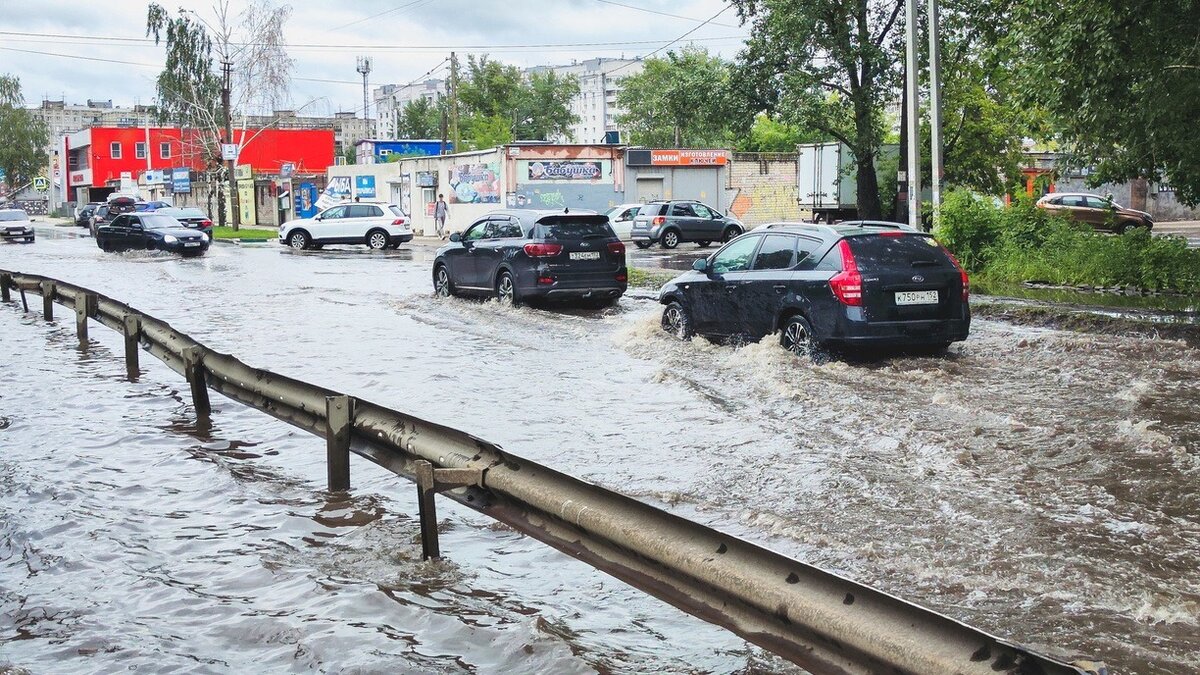     Во Владивостоке объявили специализированное штормовое предупреждение. Осадки в городе обрушатся, когда их уже не ждали.
