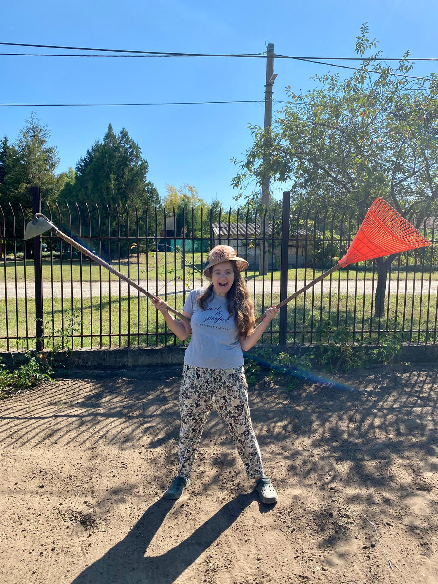 на улице уже прохладно становится 