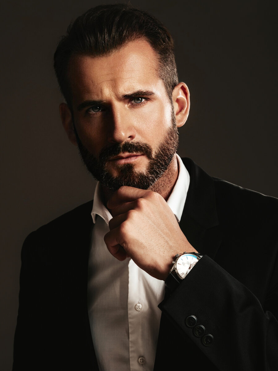 Фото с сайта бесплатного фотостока https://ru.freepik.com/free-photo/portrait-of-handsome-confident-stylish-hipster-lambersexual-model-sexy-modern-man-dressed-in-elegant-black-suit-fashion-male-posing-in-studio-on-dark-background_24369745.htm#query=мужчину%20бьют&position=9&from_view=search&track=ais