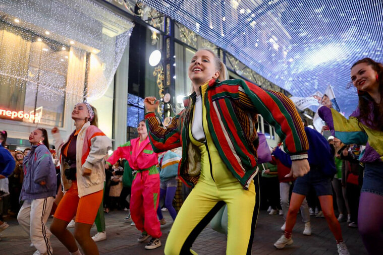    Акция «Сима-ленда» в центре Екатеринбурга, посвященная дню рождения Юры Шатунова URA.RU