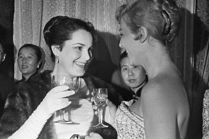 Элина Быстрицкая и актриса из Франции Николь Курсель беседуют на приеме в день открытия Первого Московского международного кинофестиваля в 1959 году