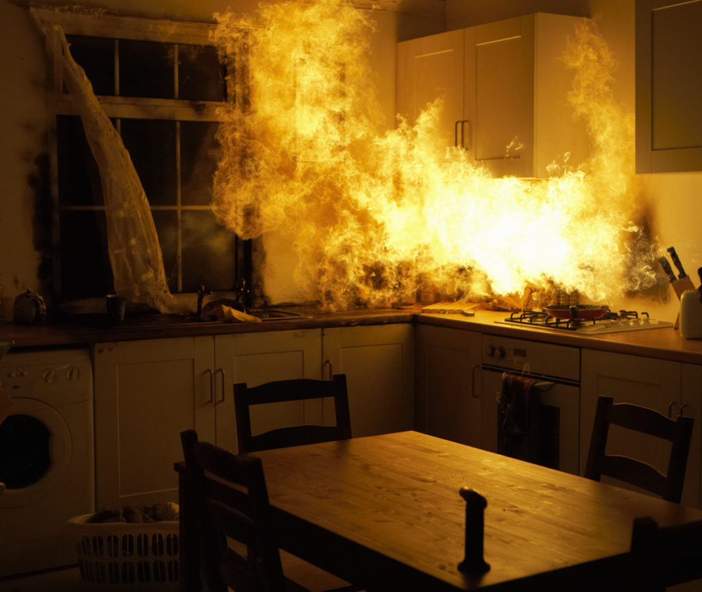 Горю изнутри. Пожар в квартире. Пожар на кухне. Комната в огне. Горящая кухня.