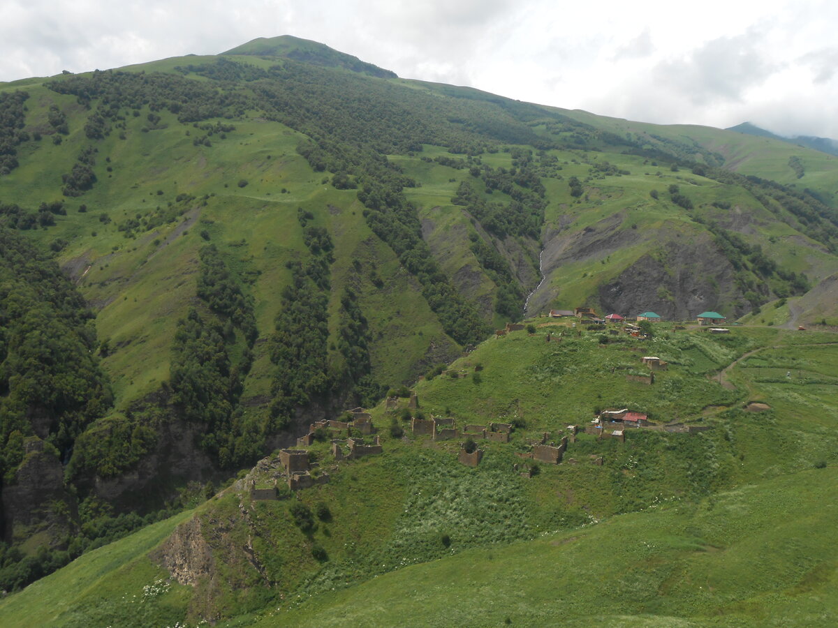 вид на Шикарой с дороги