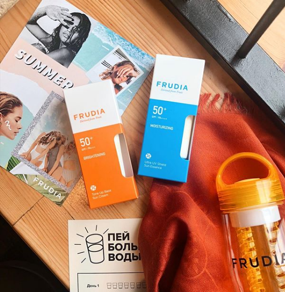  Конечно, нужно! И тут вопрос не только по внезапное похудение, чтобы влезть в купальник/  Очень важно заранее запастись солнцезащитными кремами разной степени защиты, чтобы не брать что под руку попадёт, когда будет острая необходимость. Даже в условиях города лучше выбрать хотя бы дневной крем с UV защитой, а в идеале дополнительный солнцезащитный крем. Имейте ввиду, что показатели SPF, указанные на средствах, не суммируются, если вы нанесёте дневной крем с SPF и показ него солнцезащитный. Защищать вашу кожу будет только тот крем, который нанесён последним. .
У марки FRUDIA вышла новая солнцезащитная серия средств:
-солнцезащитная тональная крем-основа SPF50 . Она наносится на очищенную кожу лица непосредственно перед выходом на солнце. Может использоваться как тональная основа и как база под макияж для выравнивания кожи и придания ей матового эффекта.
-солнцезащитная крем-эссенция SPF50. Эссенция наносится после дневного крема перед выходом на солнце. Средство не только защищает кожу от солнца, но и увлажняет её, питает и восстанавливает
.
Делитесь, какие у кого планы на лето? 
