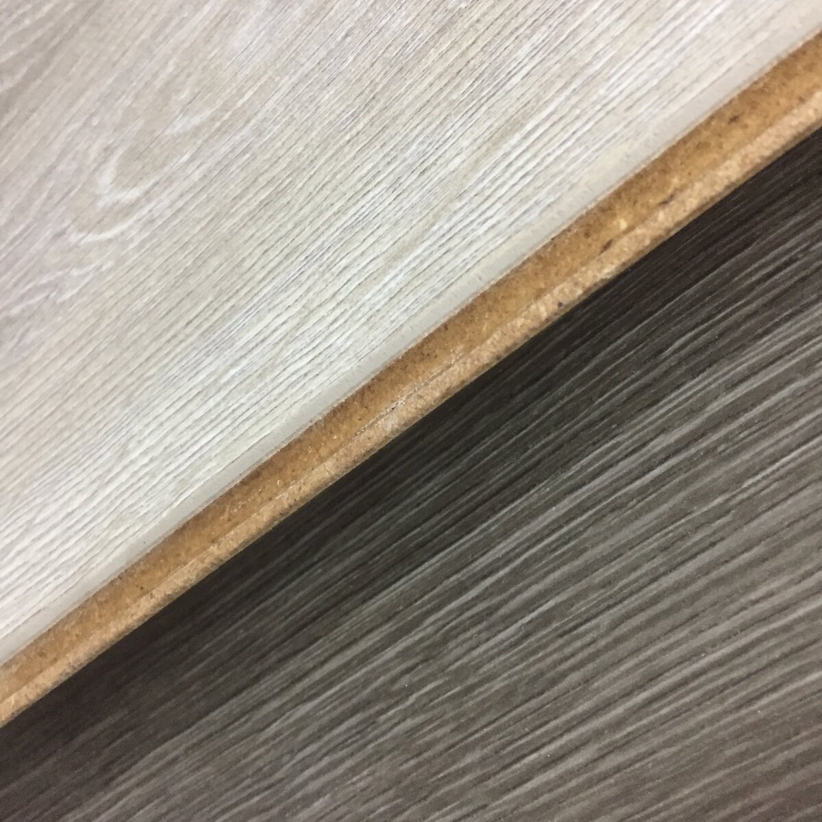 Классический влагостойкий ламинат с плотной плитой-основанием и восковой обработкой замка.