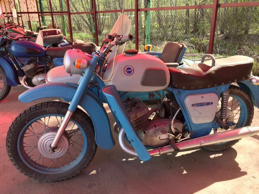 ИЖ Юпитер-3К. В отличном состоянии и мотоцикл, и его коляска. Темные следы на двигателе лишь придают ему шарма