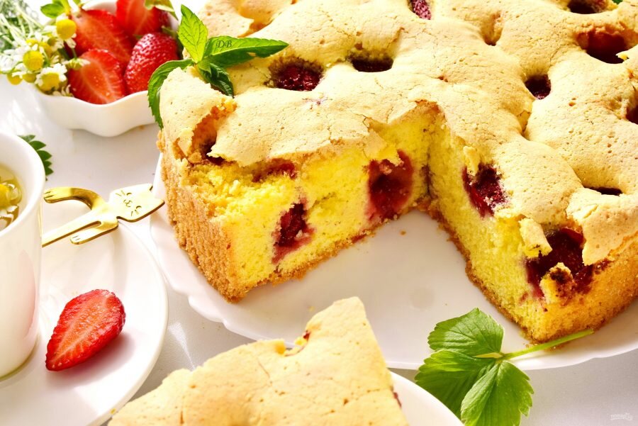 Кекс с клубникой в духовке