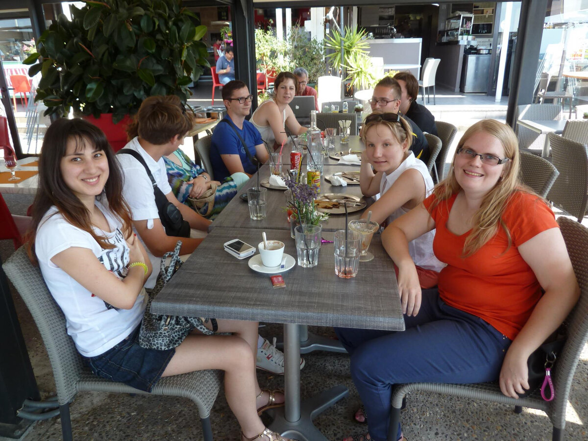 Обратите внимание, у всех сок, а у девушки справа мороженое))) Каждому свое))