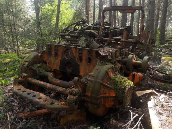 Наткнулись на целую кучу радиоактивной техники в глибинах лесов Чернобыля