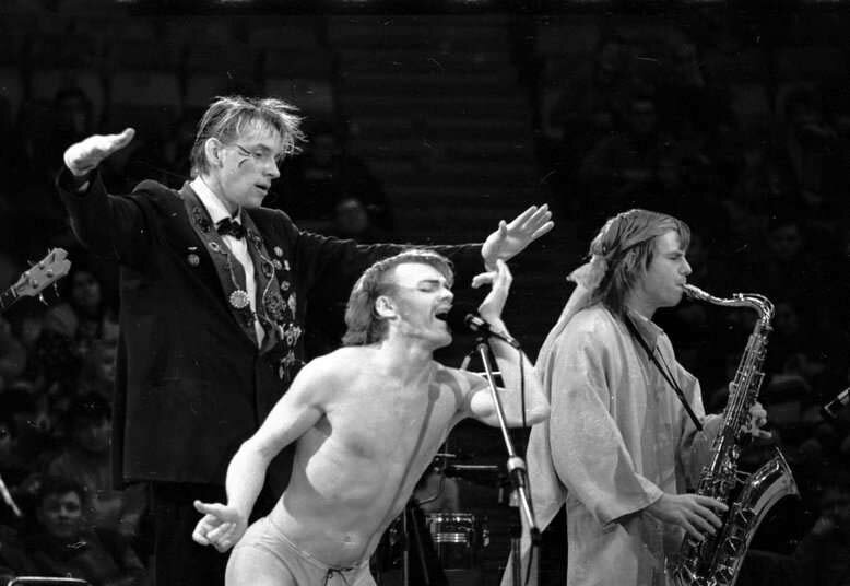 Владимир Весёлкин имитирует стриптиз