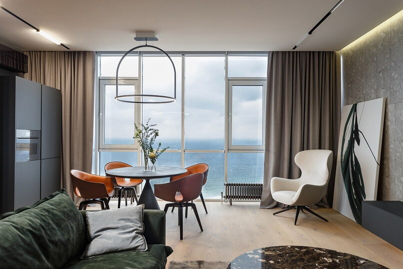 Панорамный вид на Черное море, открывающийся с 22 этажа жилого комплекса.