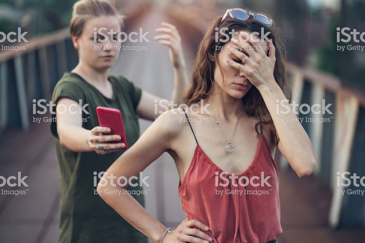 https://www.istockphoto.com/ru/%D1%84%D0%BE%D1%82%D0%BE/female-couple-arguing-over-something-on-the-phone-gm936431584-256182125