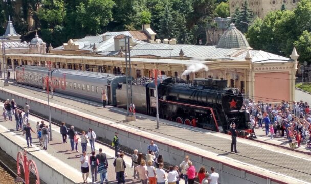 Электричка пятигорск. Поезд 004 москва кисловодск двухэтажный. Ретро паровоз кисловодск. Туристический поезд ржд «жемчужина кавказа». Пятигорск э.