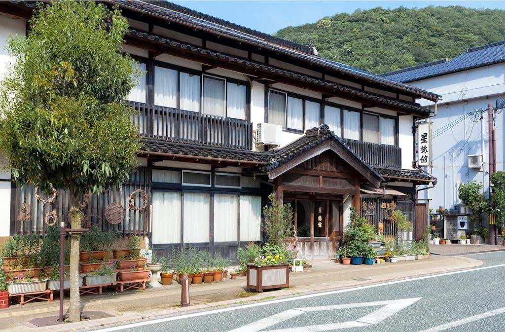 Hoshi Ryokan днем и ночью