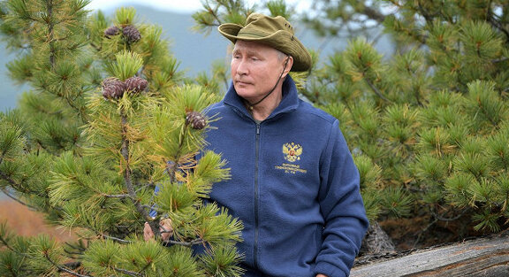 Путин — один из признанных, в том числе и его недоброжелателями, гроссмейстеров глобальной политики. В чем причина уважительного отношения мировых лидеров к президенту России? Очевидно, пишет автор, помимо многих других причин, сегодня стало ясно: именно путинский курс на усиление России стал новым мировым трендом.
Сегодня Владимир Путин — один из признанных, даже недоброжелателями, гроссмейстеров глобальной политики. Статус исторической фигуры он недавно символически подтвердил своим особым вниманием к прощанию с Жаком Шираком. Тем человеком, которого некоторые в Европе называют последним настоящим президентом Франции и который возглавлял ее на протяжении 12 лет. К слову сказать, это была первая поездка российского президента на похороны бывшего главы иностранного государства — обычно эту печальную функцию выполняют другие должностные лица.

Яндекс.Директ
Финансовые услуги оказывает: Alpha Managemen Group Ltd.
Скрыть рекламу:
Не интересуюсь этой темой
Товар куплен или услуга найдена
Нарушает закон или спам
Мешает просмотру контента
Спасибо, объявление скрыто.
Если задуматься, то все хлесткие обвинения в отношении Путина звучат из уст мировых политиков «третьей руки», для которых куда важнее соседство их фамилий с Путиным — пусть даже в рамках скандальной новостной колонки. Серьезные же лидеры государств относятся к нему совершенно иначе, и уважение здесь, пожалуй, будет наиболее уместной формулировкой. В чем причина такого подхода? Очевидно дело не только в факторе России как огромного евразийского монстра — президент-революционер Борис Ельцин такого отношения не сыскал, даже обладая аурой победителя Коммунистической партии.


Все отчетливее сейчас понятно, что сильной стороной российского лидера является его гибкое проектное мышление и дальние горизонты планирования в сочетании со способностью верно определять наиболее важные направления приложения усилий.
В сфере международных отношений мы видим, что путинский курс на строгое следование принципу, который можно выразить, пользуясь известной аналогией, как «make Russia great again», неожиданно стал новым мировым трендом.
Упорное противостояние западным санкциям и новый восточный вектор России привели к тому, что все больше голосов по обе стороны Атлантики сегодня заявляют: «О'кей, если это нельзя подчинить — давайте с этим договариваться».
Яндекс.Директ
Торговый робот дает 14200руб в день
Такое понимание приводит Путина к постепенному налаживанию диалога с США и более чем близким контактам с Китаем.
В сфере безопасности, стратегической стабильности и вооружений все расчеты «оптимистов в погонах» не оправдались — Россия не просто не утратила своего военного могущества, но и начала все активнее делиться им на широких пространствах от Сирии и Венесуэлы — до Турции, Алжира и, возможно, Саудовской Аравии, которая наверняка всерьез рассмотрит предложение Владимира Путина о покупке С-400 после того, как непонятно — то ли Иран, то ли Йемен, то ли кто-то еще нанес воздушный удар по главному источнику дохода Королевства и правящей там династии. Обратим внимание, что значительная часть тех вооружений, которые Россия сегодня производит и продает — вооружений, которые бросают серьезный вызов американским и европейским аналогам (включая беспилотные системы, гиперзвуковые ракеты, комплексы морского базирования), были спроектированы и доведены до ума, как признался сам Путин, по его указанию в качестве ответа на выход США из договора по ПРО в далеком 2001 г.

Купить дешёвые билеты на самолёт!
Нужно лететь? Тогда Skyscanner! Дешевые билеты в любую точку света. Бронируйте:Нужно лететь? Тогда Skyscanner! Дешевые билеты в любую точку света. Бронируйте:
skyscanner.ru
О Скайсканере
Гибкий поиск
Отслеживать цены
Мобильное приложение
Сотни авиакомпаний
Скидки и акции
Без комиссий
Перейти
Яндекс.Директ
Между прочим, военный потенциал России намекает и на другое важное обстоятельство — за всем этим стоят современное образование, научные школы и производственные цепочки, масштабы и длину которых не сразу можно себе представить. Все это работает и в гражданских отраслях — например, космическая программа, в рамках которой идет строительство нового космодрома «Восточный» в Сибири или атомная энергетика, которая для обслуживания Северного морского пути запустила в августе единственную в мире плавучую атомную электростанцию, созданную корпорацией Росатом.

За такой деятельностью стоит реальная экономика, которая, конечно, не идеальна, но и не существует в отрыве от глобального рынка. По оценкам мирового лидера в сфере аудита Ernst&Young, в 2018 году Россия заняла девятое место в топ-20 европейских стран, наиболее привлекательных для иностранных инвестиций. Несмотря на сложный период в отношениях с Россией, США заняли лидирующую позицию в списке государств, инвестирующих в Россию, впервые с 2013 года. Количество инвестиционных проектов из Соединенных Штатов в 2018 году увеличилось почти на 74% — до 33 проектов по сравнению с 2017 годом. Такой рост стал возможен в том числе по искусственным политическим причинам — часть европейских компаний фактически отдала рынок, снизив свою активность в России. Так или иначе на состоявшемся в июне 2019 года очередном ежегодном Петербургском международном экономическом форуме было подписано около 750 соглашений почти на 50 миллиардов евро.

Этим летом в интервью The Financial Times Путин уже ставил новые задачи с прицелом на будущее:
«Самое главное, что мы должны сделать, — мы должны поменять структуру экономики и добиться существенного роста производительности труда на основе современных технологий, искусственного интеллекта, робототехники и так далее.»
Тут на лицо часть стратегического плана на середину ХХI века, который, судя по всему, поддерживают лидеры российского smart-бизнеса, такие как Сбербанк и Яндекс.
Похоже, мы видим части «паззла», компонентами которого стали и новые национальные проекты (всего 13) на период до 2024 года, разработанные по трём ключевым направлениям: «Человеческий капитал», «Комфортная среда для жизни» и «Экономический рост». Возможно, эта программа призвана гармонизировать развитие России и агрегировать силы и средства для попытки очередного рывка, дабы сократить отставание от ведущих экономик мира. Но делать это можно только через глубокий апгрейд «проекта Россия», которым в режиме реального времени занимается политический визионер и инженер-технолог Путин.

Ну а европейцам, стоящим на пороге завтрашнего дня, было бы совсем нелишним внимательно изучать этот «Бозон Хиггса» в своих политических лабораториях и научиться прагматично применять полученные знания в интересах развития Большой Европы, которая обречена найти общий язык с Россией, устремленной в будущее.


