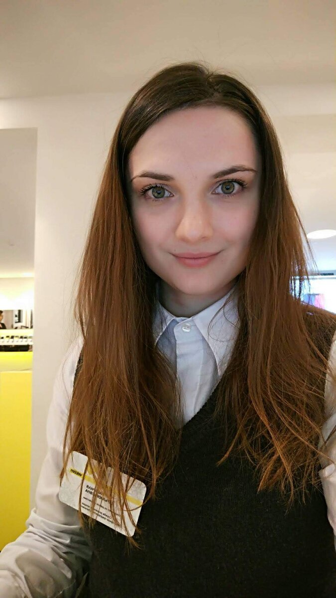 Волосы распустила специально, чтоб на фото не было видно ФИО на бедже.
