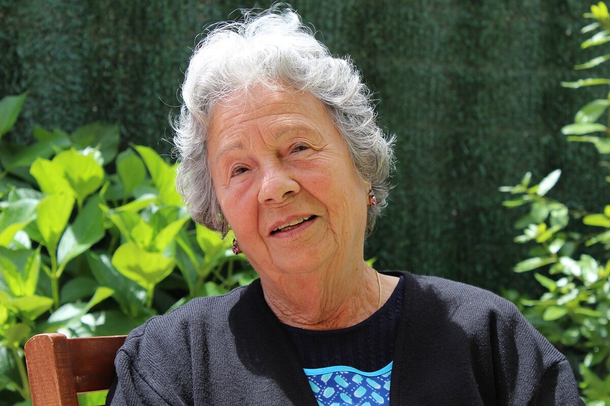 https://cdn.pixabay.com/photo/2014/10/28/11/10/grandmother-506341_1280.jpg