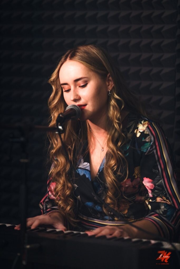 Ближе элли на маковом слушать. Элли на маковом поле нечего ждать. Элли на маковом. Элли на маковом поле ты. Ближе элли на маковом слушать.