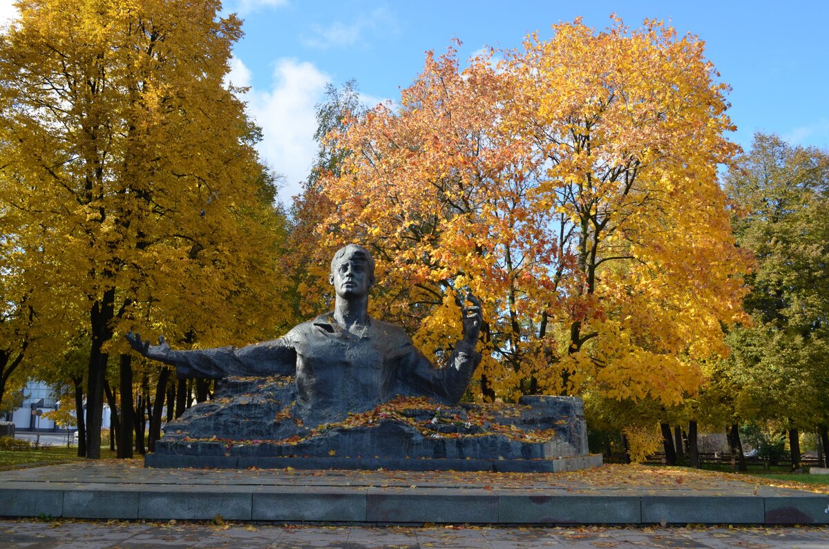 Фото рязань памятник есенину