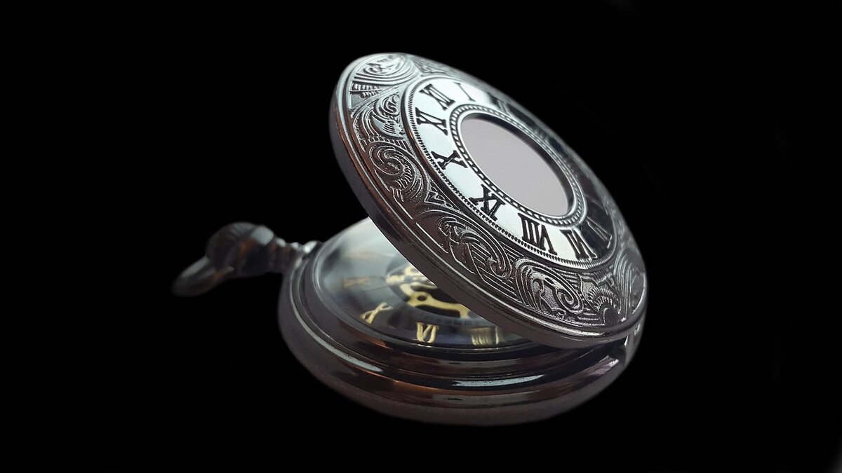 https://cdn.pixabay.com/photo/2017/02/03/22/38/pocket-watch-2036304_1280.jpg