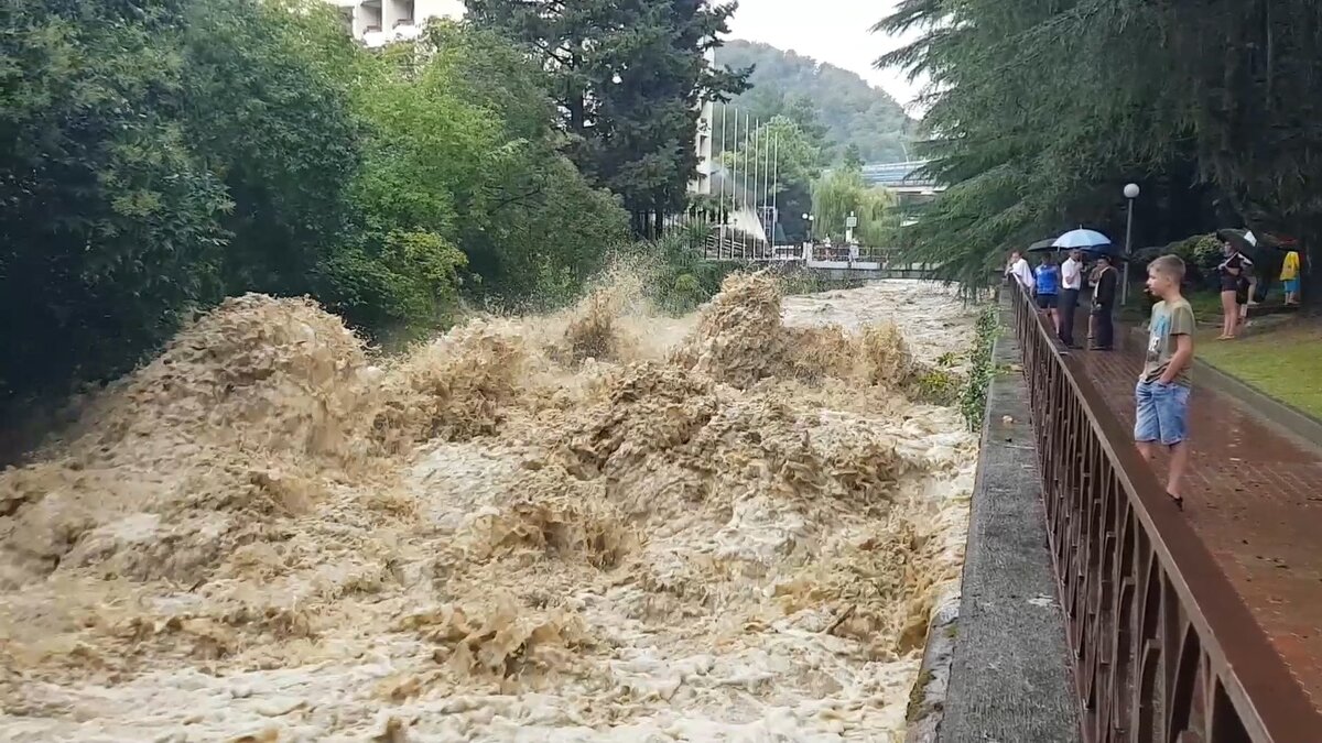 Погода хоста вода. Потоп в Сочи 2020. Ливень в Сочи. Наводнение Сочи 2019. Река Сочи потоп.