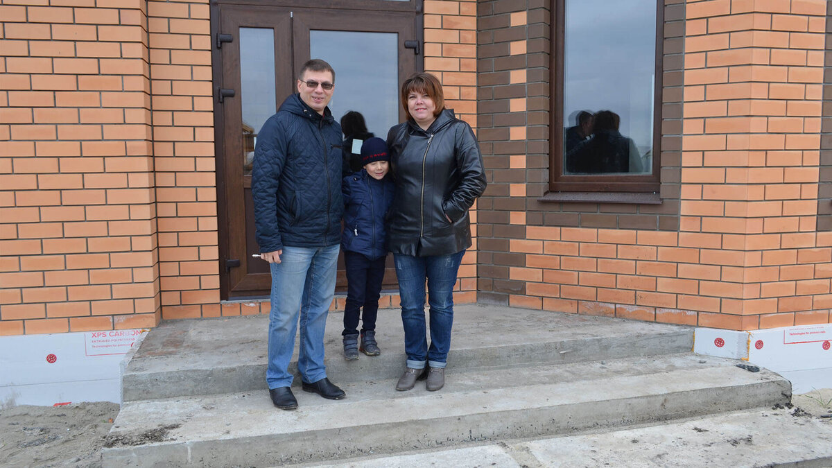 Хозяева дома Андрей и Олеся с сыном Димой