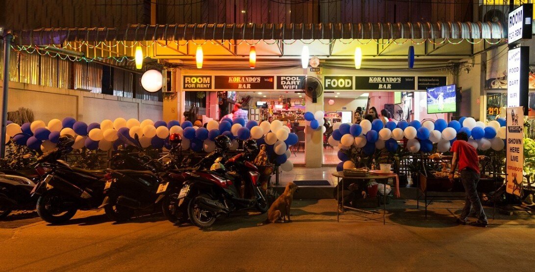 Фото заведения - как оно выглядит с улицы.