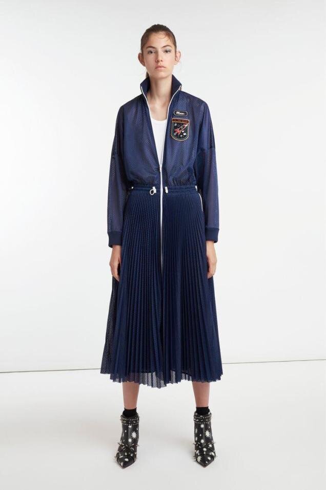 Red Valentino — здесь, кажется, представлено слитное платье. Но то что должен увидеть опытный модник — это лишь модный силуэт, совмещающий юбку плиссе со спортивным топом. У неопытного модника путь один — отправиться покупать именно это изделие. У опытного появляется выбор. Можно купить такое платье, а можно вытащить из гардероба два предмета и совместить.