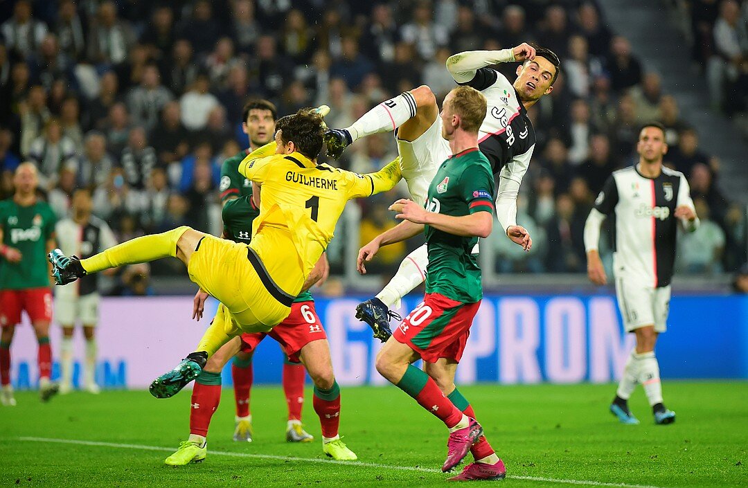 Нападающий Ювентуса Криштиану Роналду нарушает правила на вратаре Локомотива Маринато Гильерме.