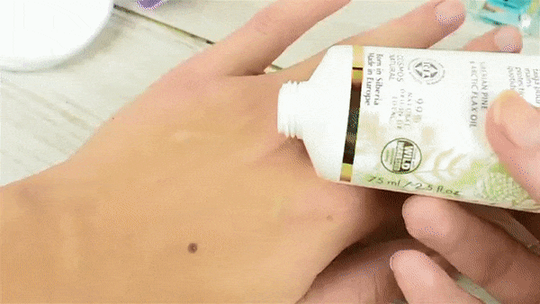 Наносите увлажняющий крем