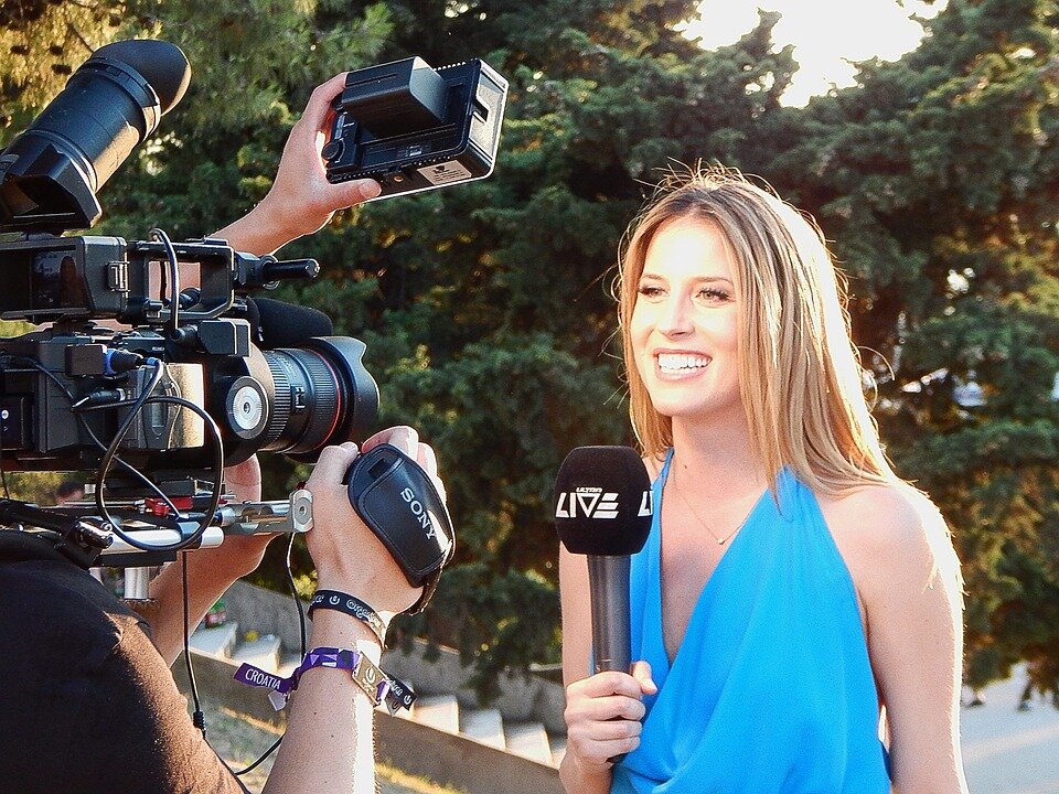 https://cdn.pixabay.com/photo/2015/07/19/22/04/reporter-852096_960_720.jpg