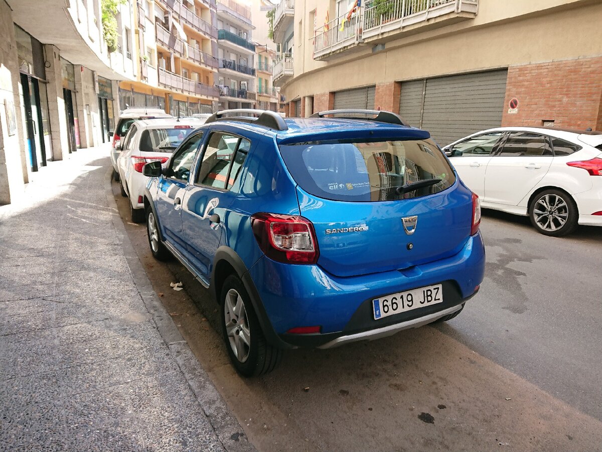 Дачия Сандеро... а у нас продается под брендом Renault