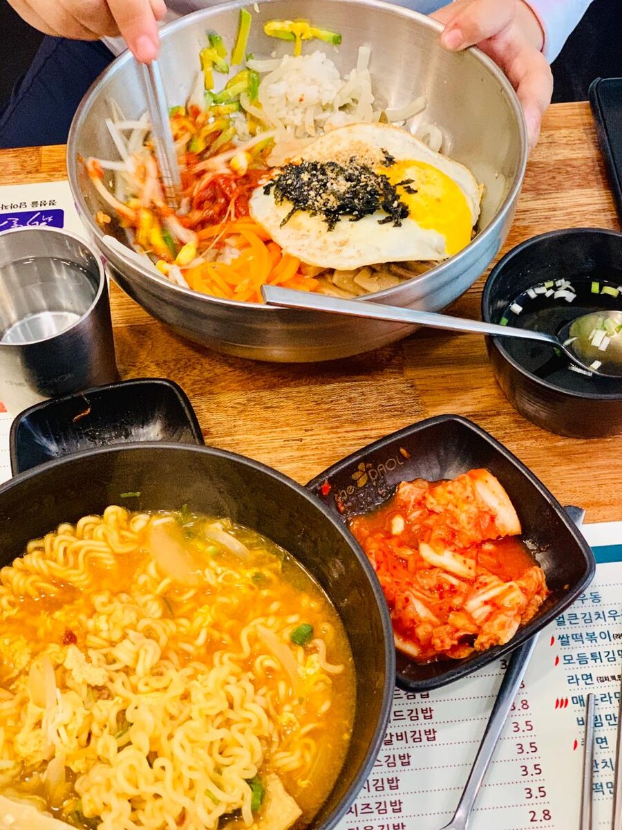 Лапша рамен и корейский плов пибимпаб