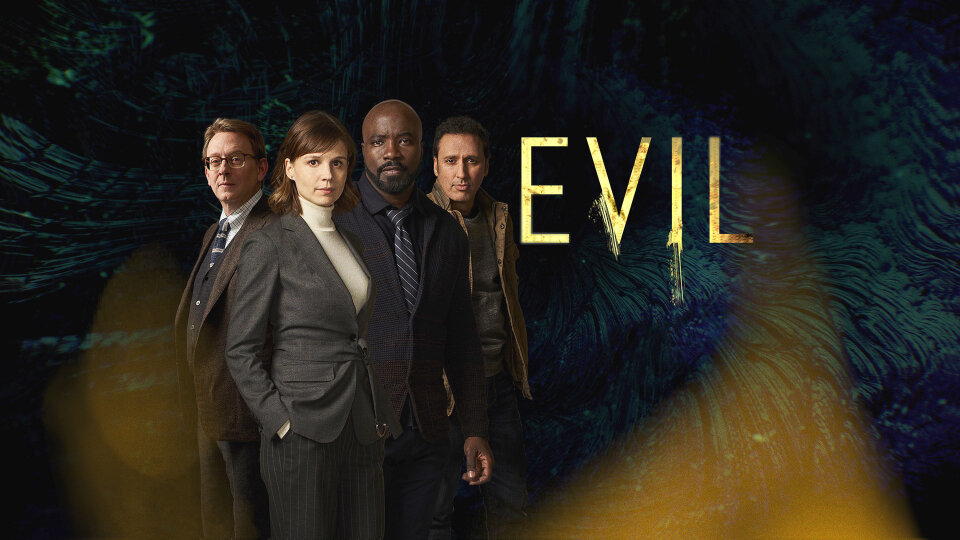 Интрига в сериале зло. Интригующей сериал. Завязка строится на мистике и научном подходе. Вначале кажется что в сериале мистика пересилит и сериал будет наполнен демонами магией и прочим. Но тут люди герои сериала начинают находить всему объяснения. Открывается жестокая реальность объясняющая название сериала. Всему виной скрытое зло и агрессия людей. не демоны толкают людей на ужасные поступки, а сами люди совершают это и есть другие люди которые еще ужаснее и которых модно назвать настоящим злом и демонами нашего мира. Те кто подталкивают других людей на совершение преступлений и получающих от этого свое садистское удовольствие. Будет интересно посмотреть продолжение. К чему приведет развитие столь сложного и запутанного сюжета. Как раскроются судьбы героев из жизни предшествующей началу сериала.
