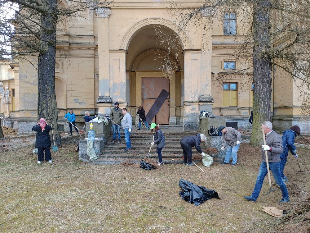 Сотрудники ФГБУК АУИПИК на субботнике по уборке территории, прилегающей к Дворцу Великого князя Михаила Николаевича. Фото auipik.ru 