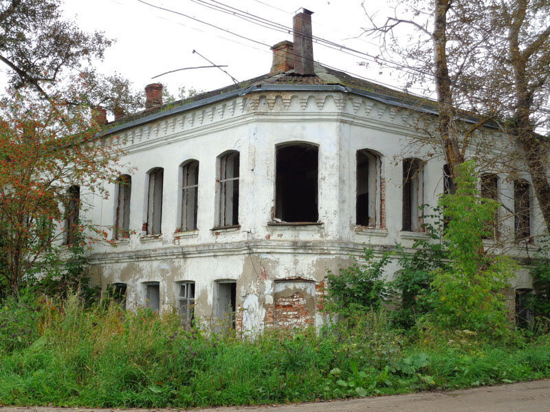 Но, к сожалению, в основном памятники здесь выглядят так.
